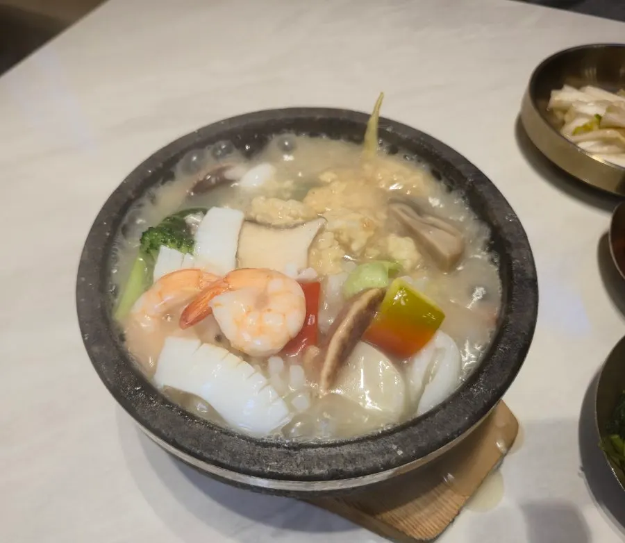 기본 밑반찬을 가져다주는 서빙 로봇