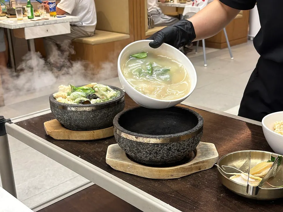 펄펄 끓는 돌솥 누룽지탕 상차림