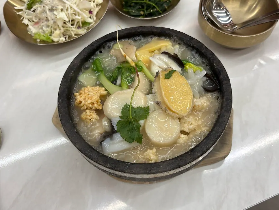 해물과 전복이 가득한 해물전복누룽지탕