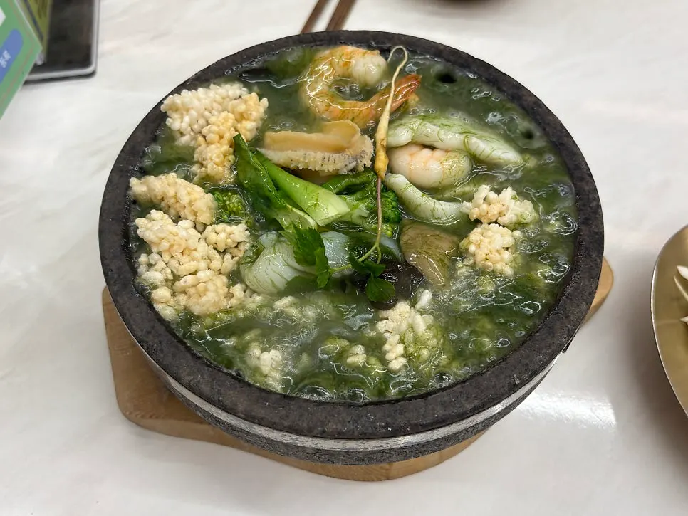 두 그릇 놓인 누룽지탕 테이블