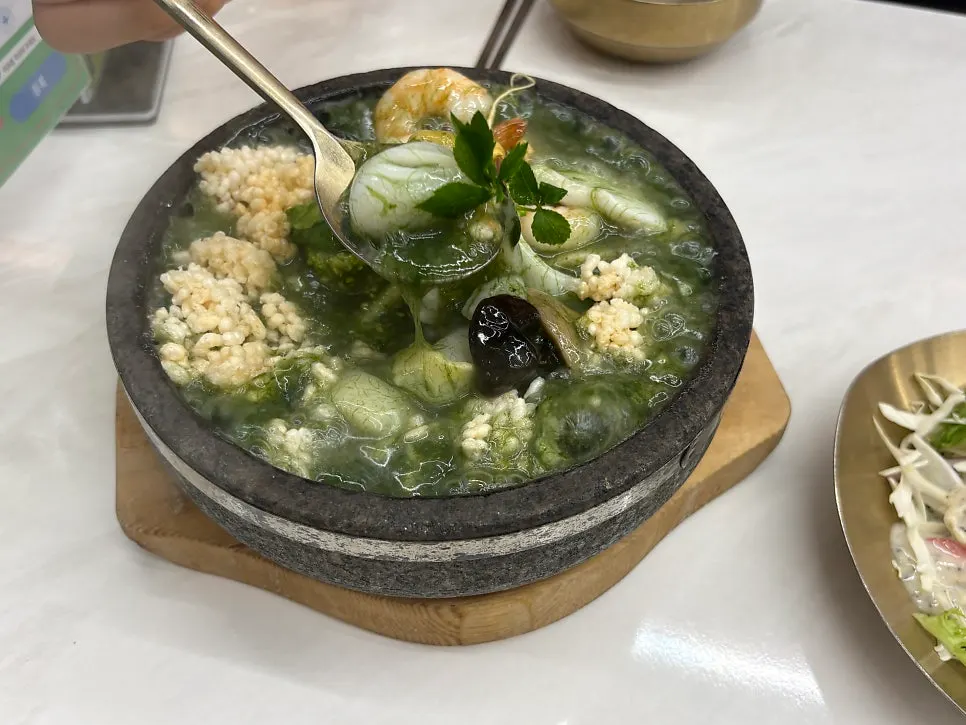 녹진한 매생이 국물 한 숟갈
