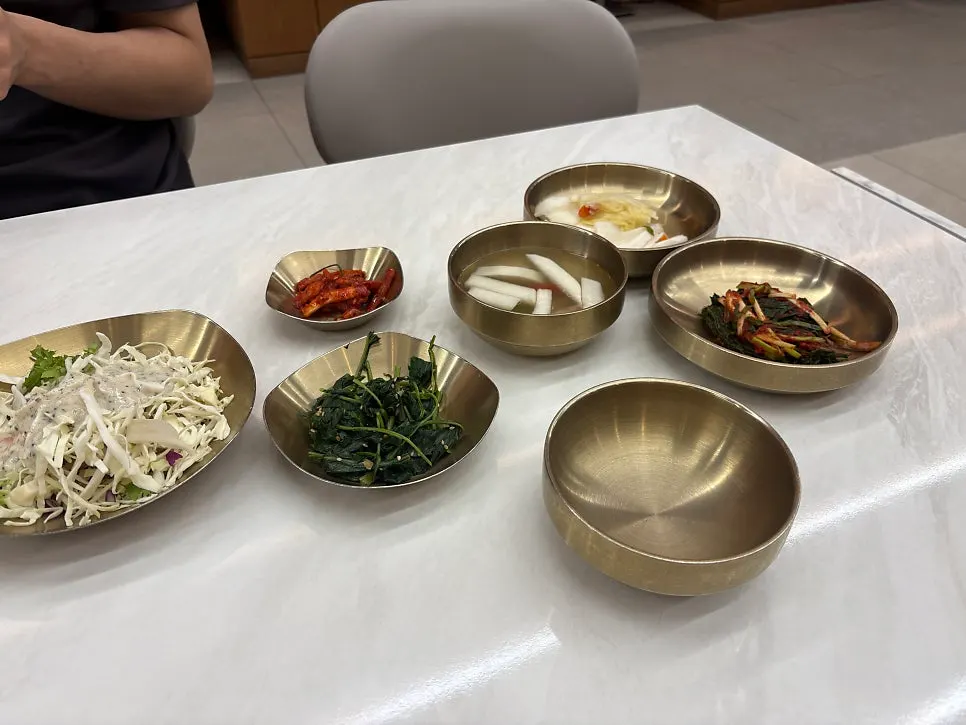 따뜻한 누룽지탕 두 그릇 상차림