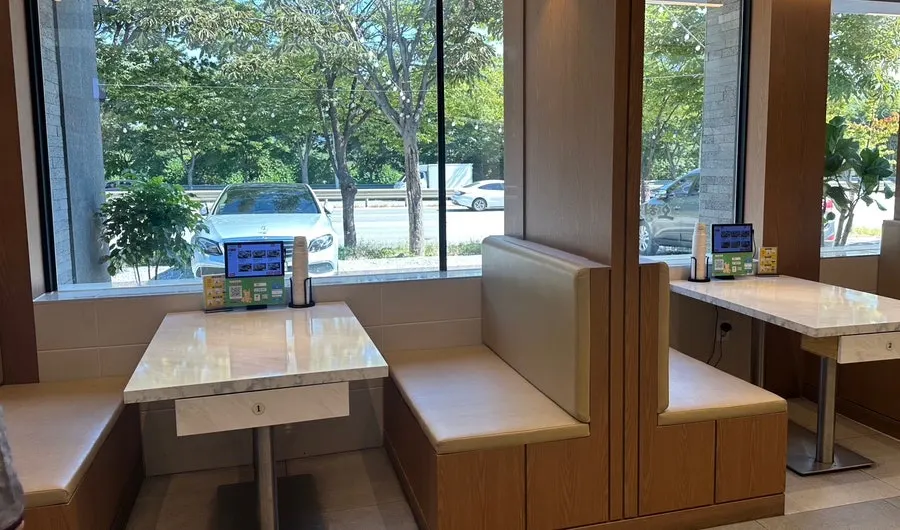창가 쪽 좌석과 바깥 풍경