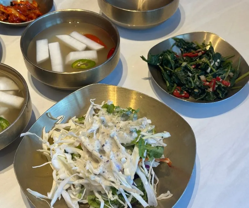 셀프바 반찬과 집게