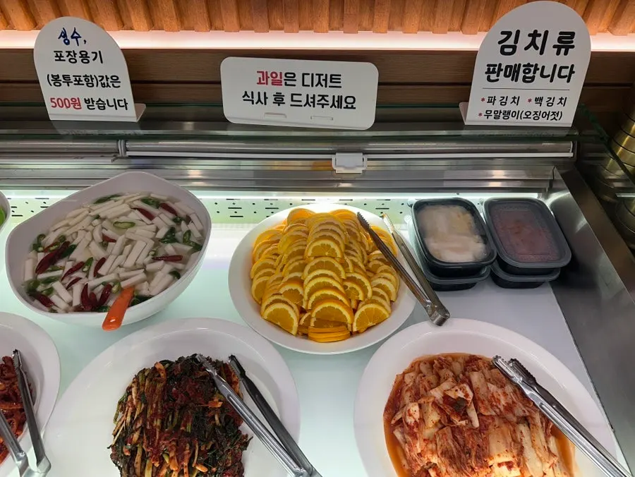 테이블에 놓인 반찬 접시들