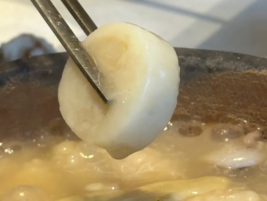 해물누룽지탕과 반찬이 놓인 테이블