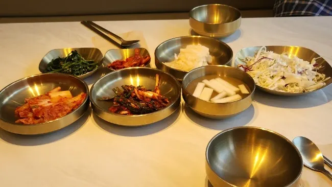 Plates of baek-kimchi, pa-kimchi and other side dishes