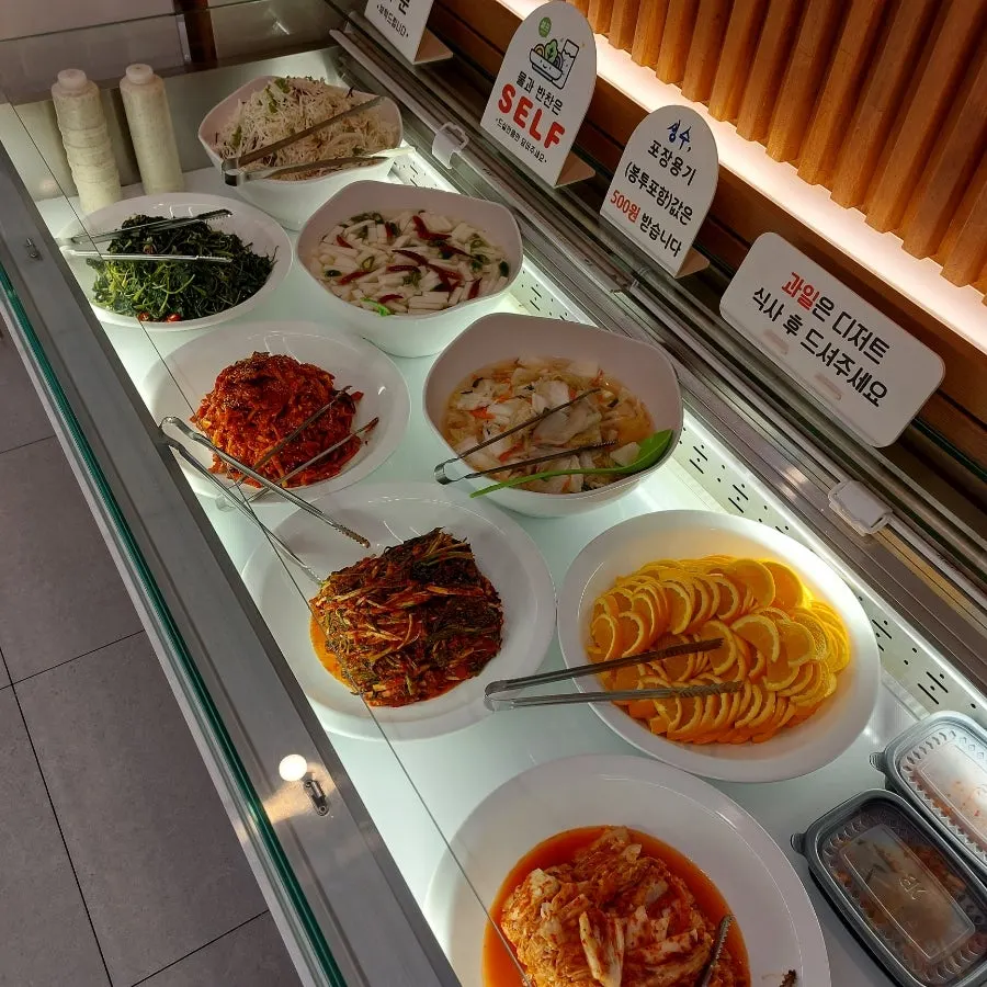 Oranges for dessert at the self-serve bar