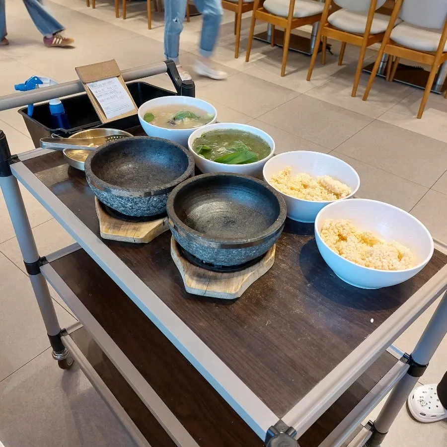 Nurungjitang table setting brought out on a cart