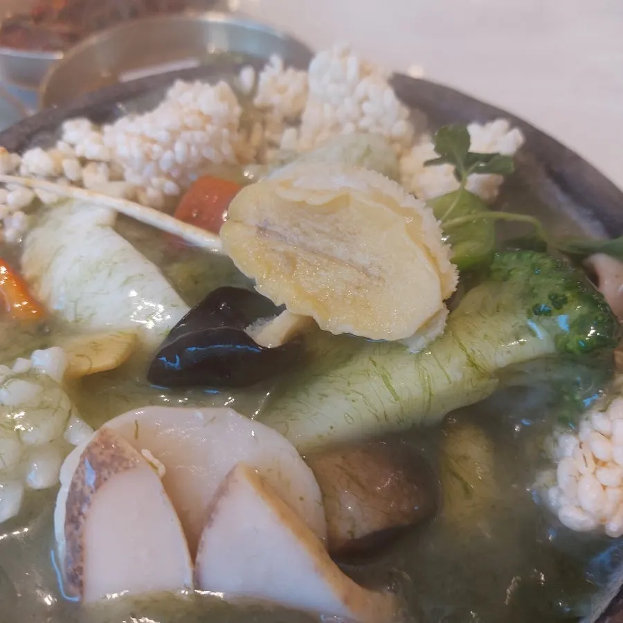 Maesaengi nurungjitang topped with ginseng and glutinous rice scorched rice