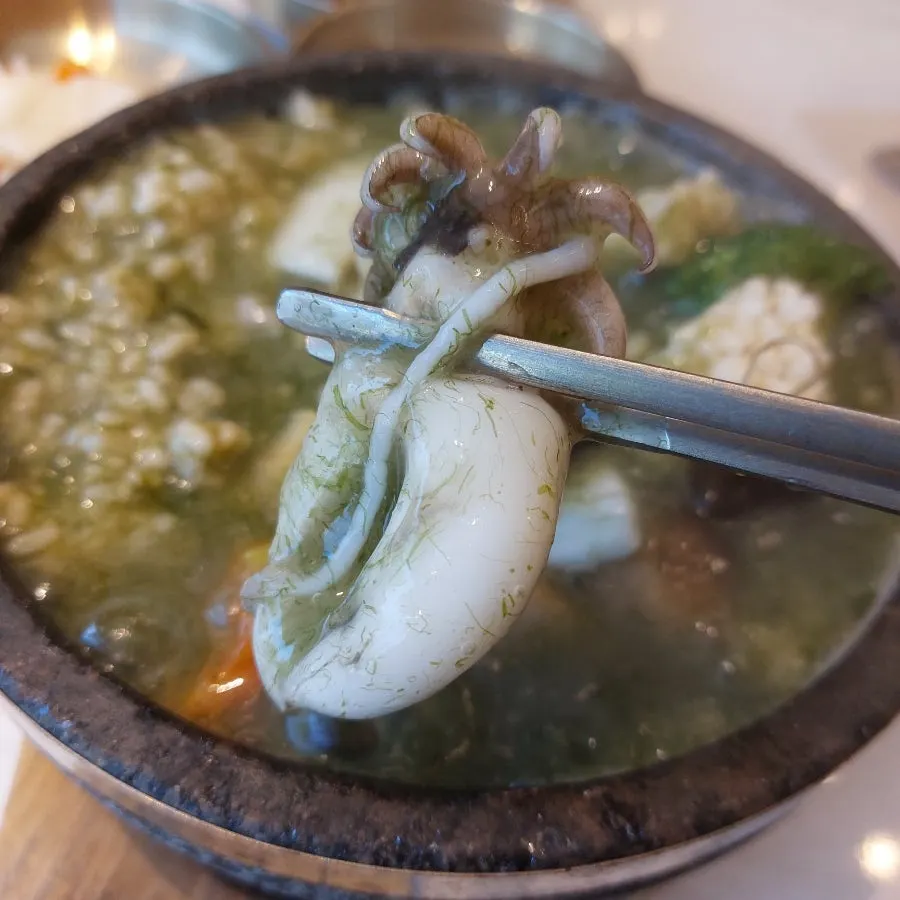 Scallops and shrimp among the nurungjitang seafood