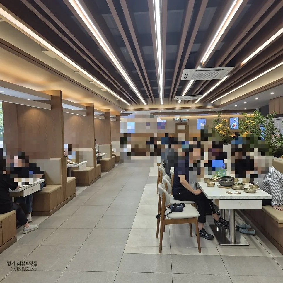 The spacious dining hall of O Hyeongje Hwangje Nurungjitang, full of customers