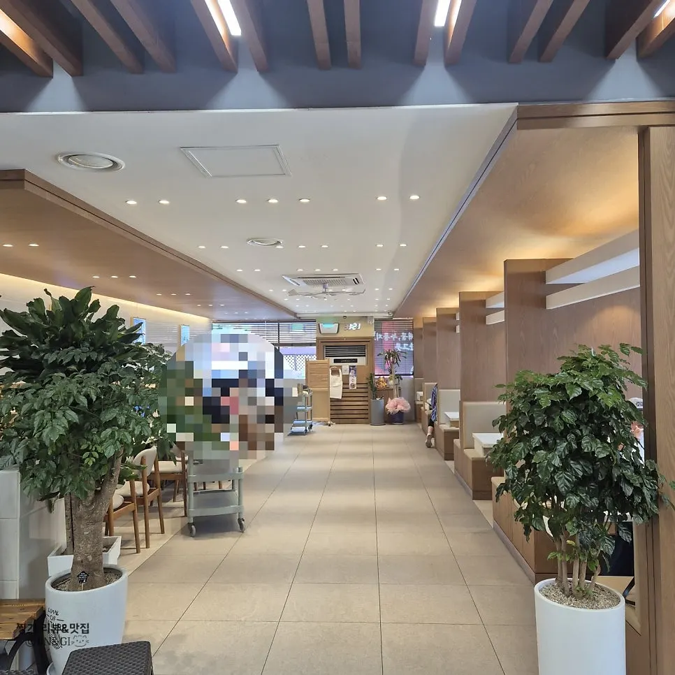 View of the table seating at O Hyeongje Hwangje Nurungjitang