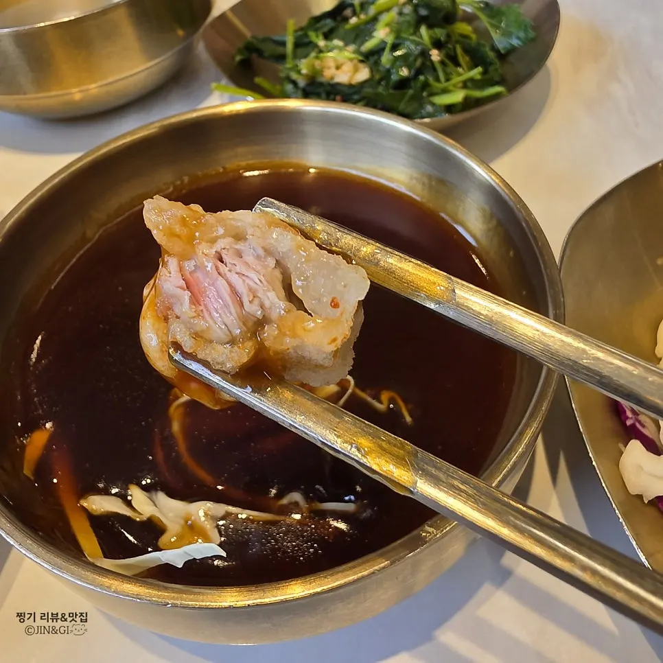 Close-up of the thin-coated fresh tenderloin tangsuyuk
