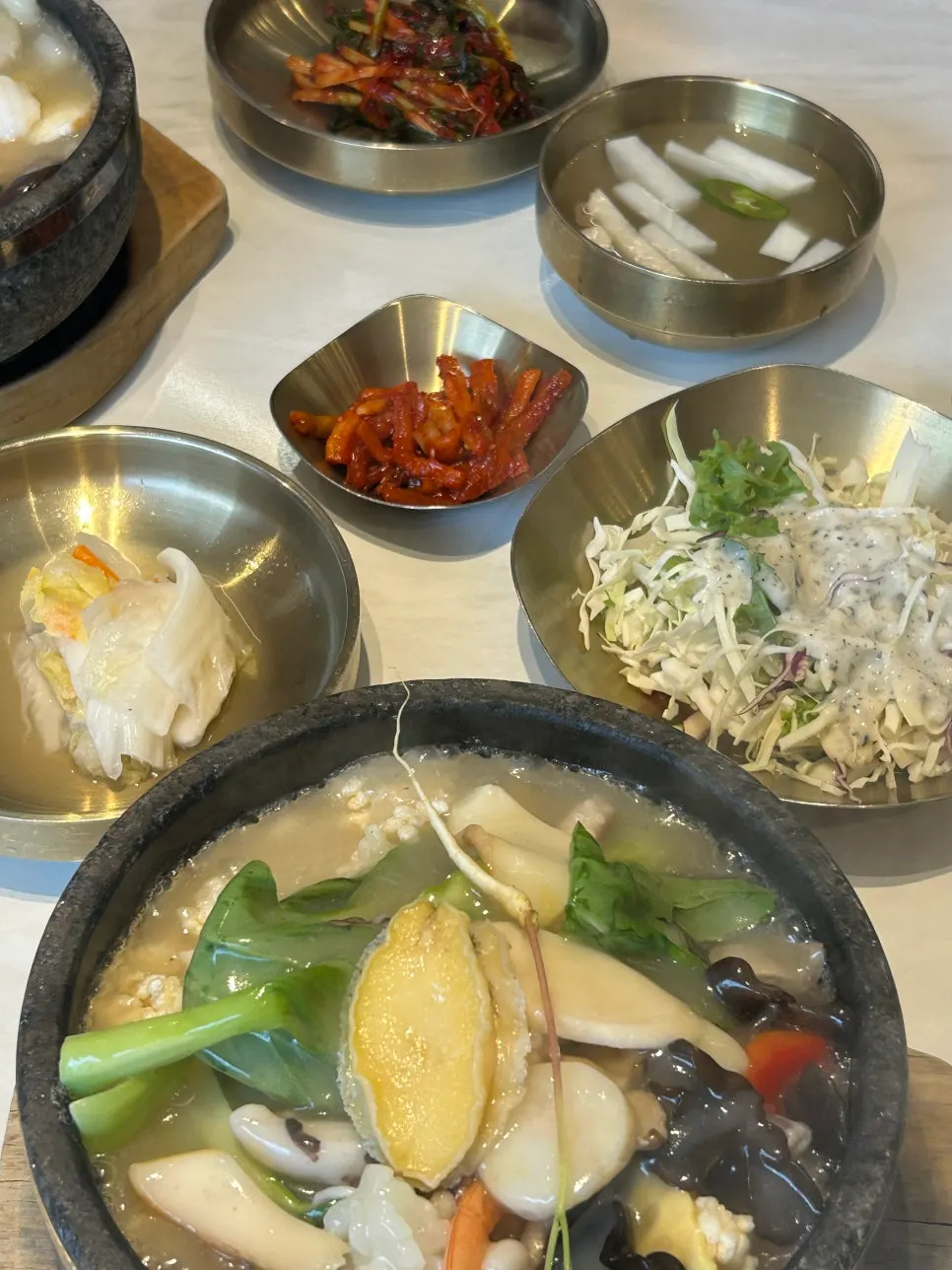 김이 모락모락 피어오르는 돌솥 누룽지탕