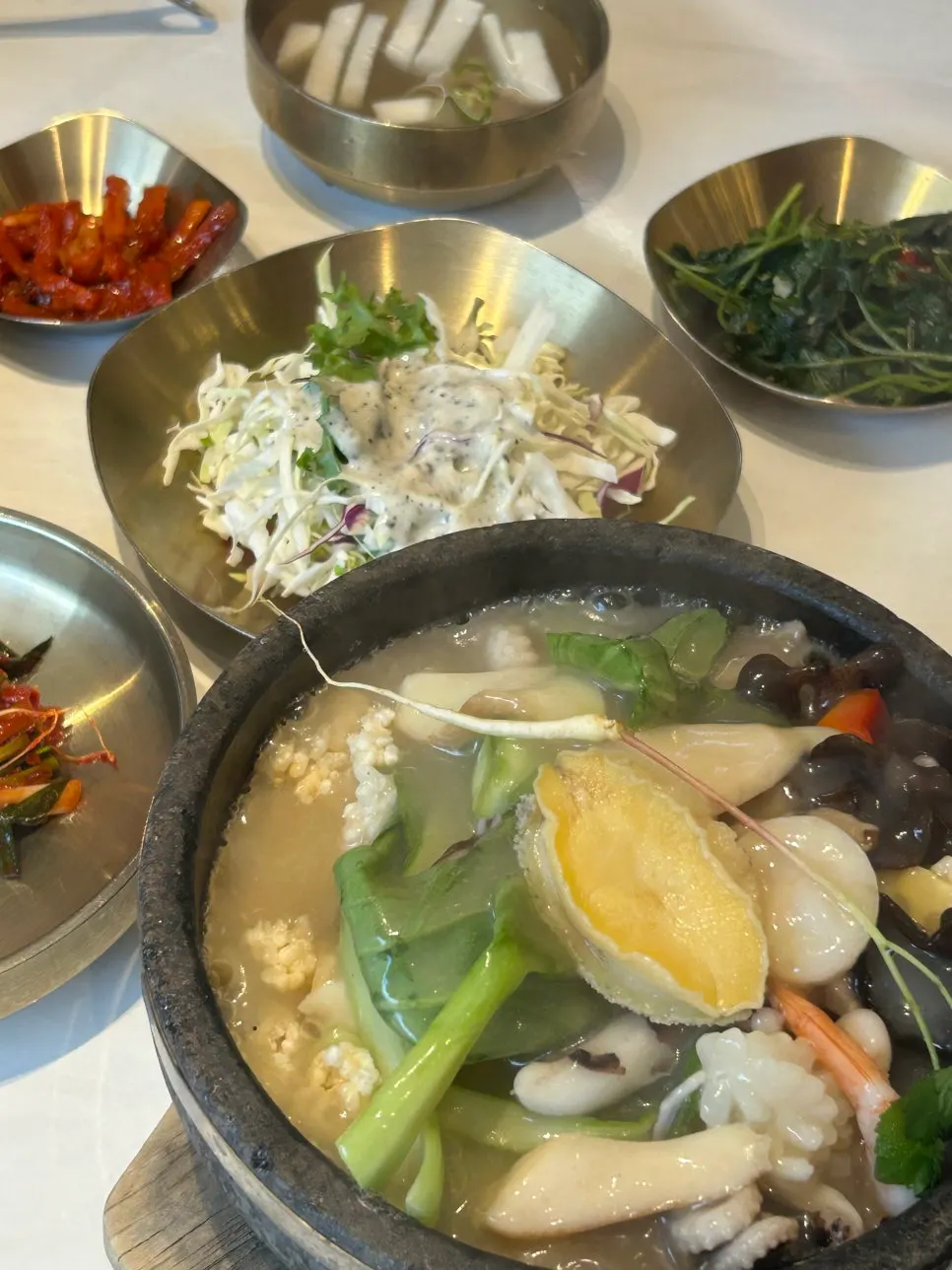 끓어오르는 해물 누룽지탕 돌솥 클로즈업