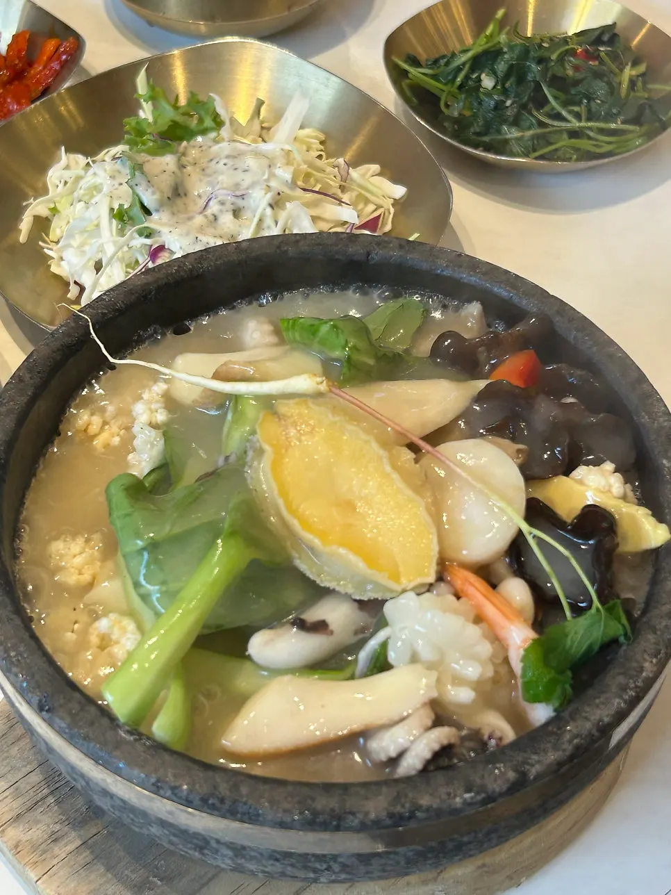 통전복과 새싹삼을 올린 해물전복누룽지탕