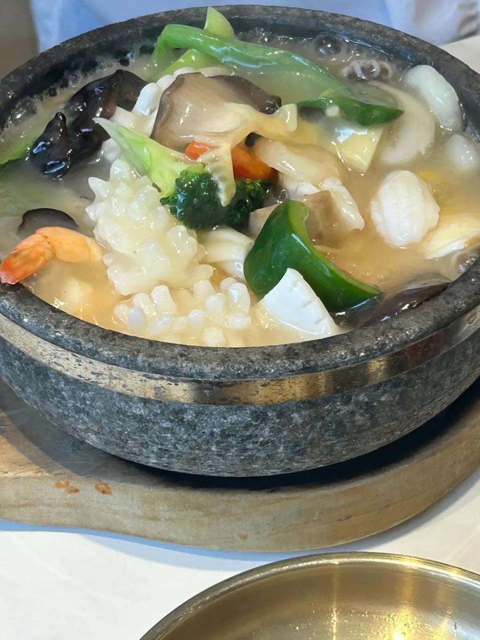 숟가락으로 떠올린 부드러운 전복 한 점