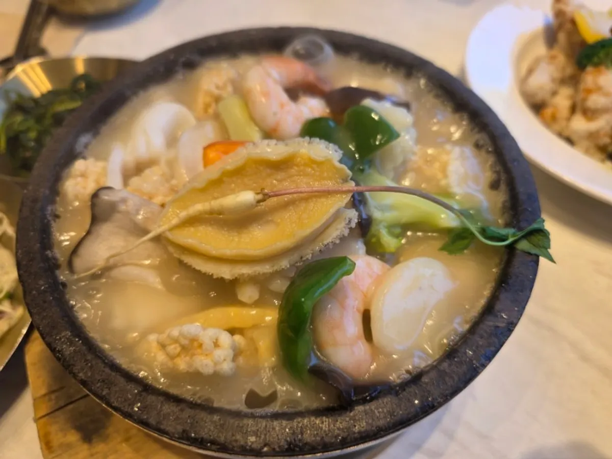 Stone-pot seafood abalone nurungjitang table setting at O Hyeongje Hwangje Nurungjitang Hanam Misa Main Branch