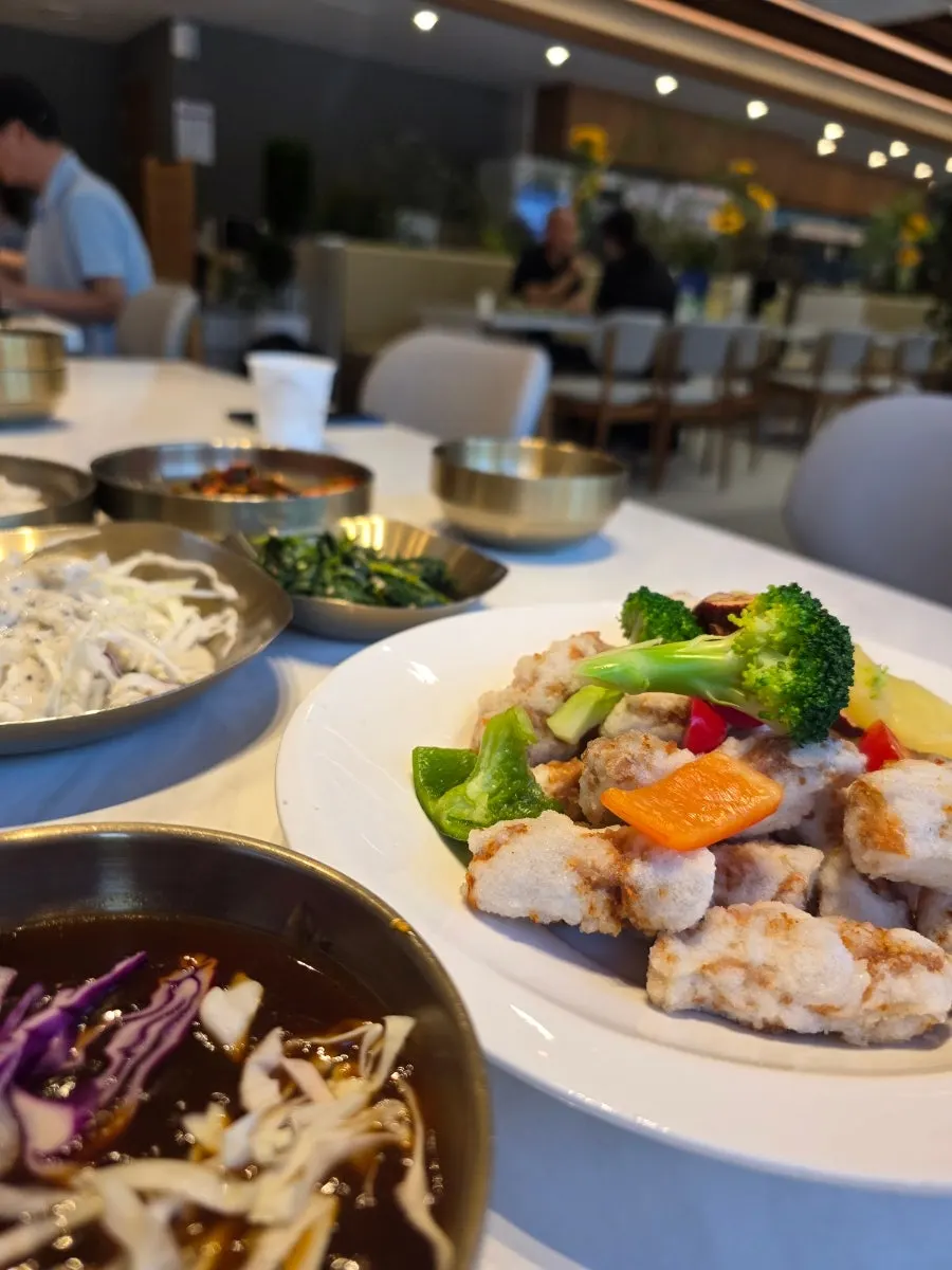 Fresh-tenderloin sweet and sour pork topped with broccoli and bell pepper