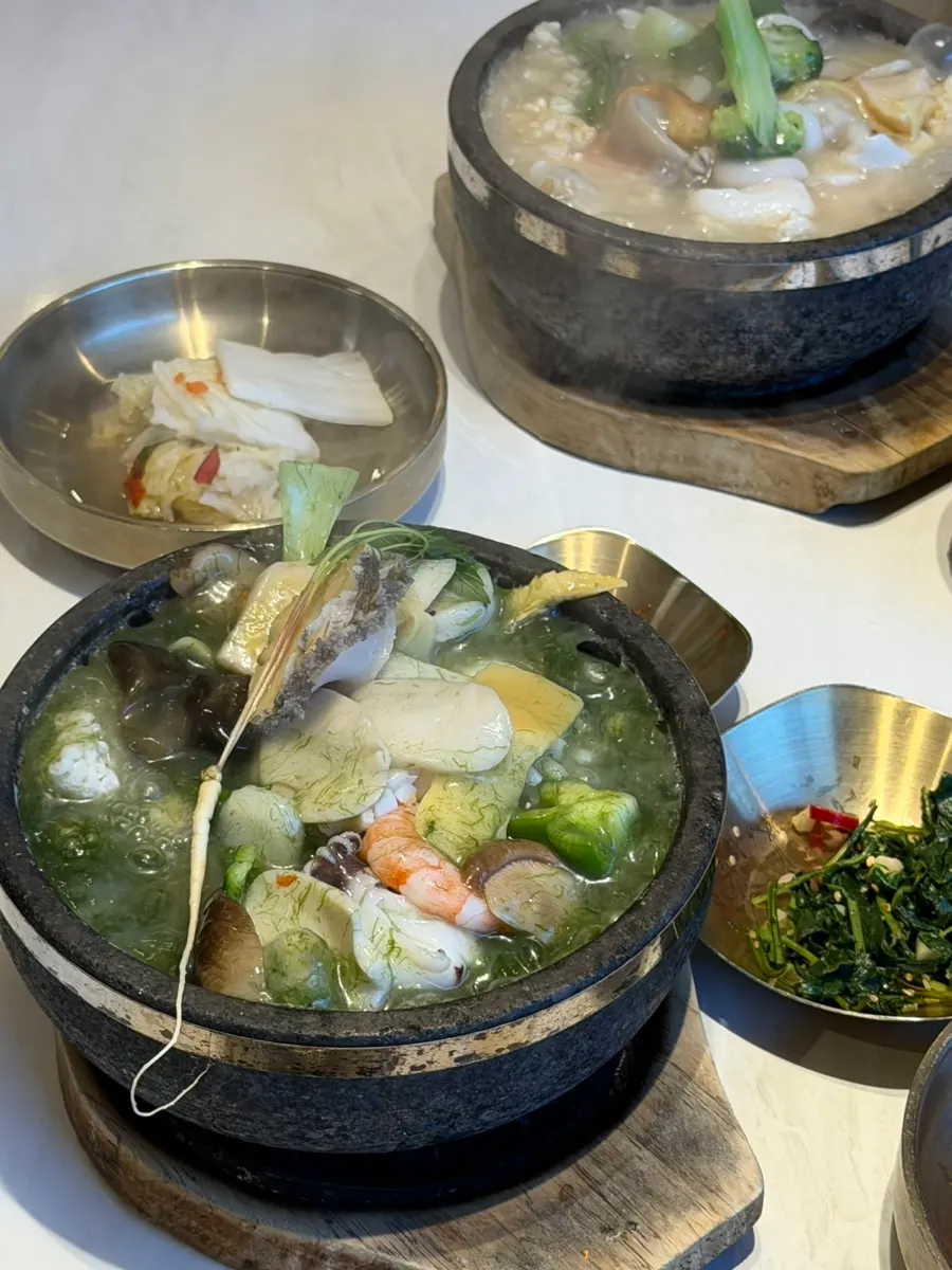 Steam rising off the nurungjitang right after the broth is poured