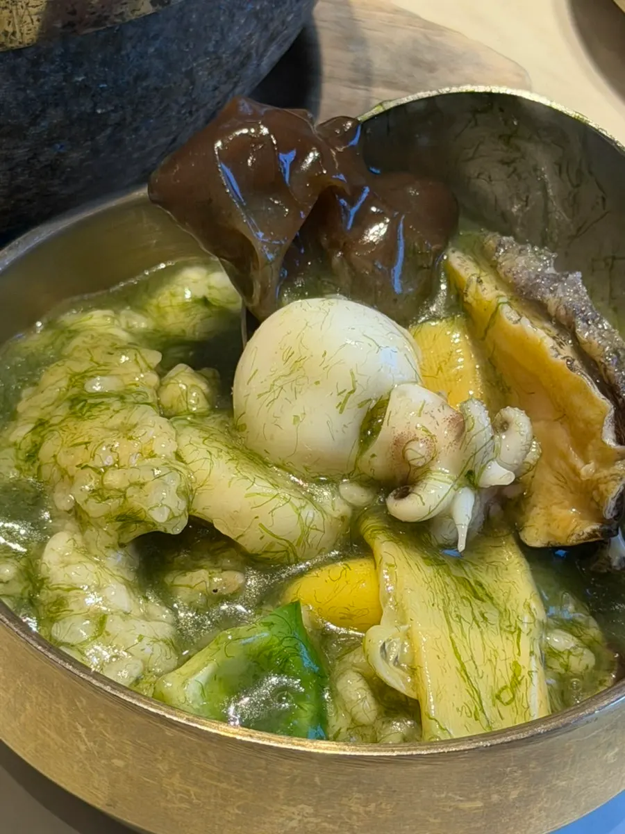 Soft broth of the maesaengi nurungjitang with seaweed mixed in