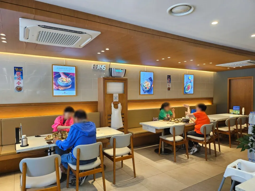 Interior with plenty of table space