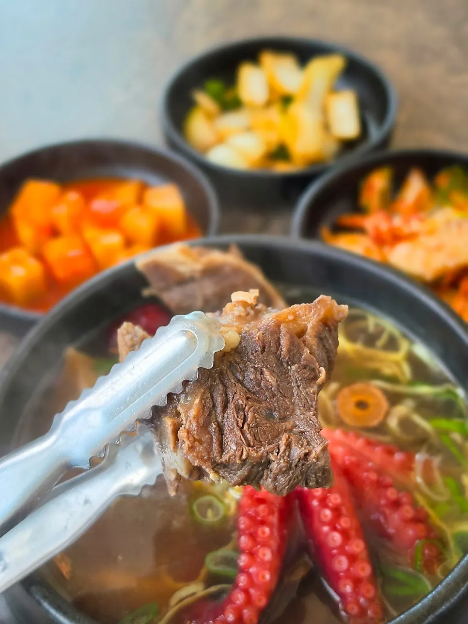 뚝배기 위에 얹힌 큼직한 문어