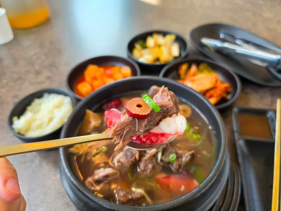 문어와 갈빗살을 함께 올린 한 숟가락