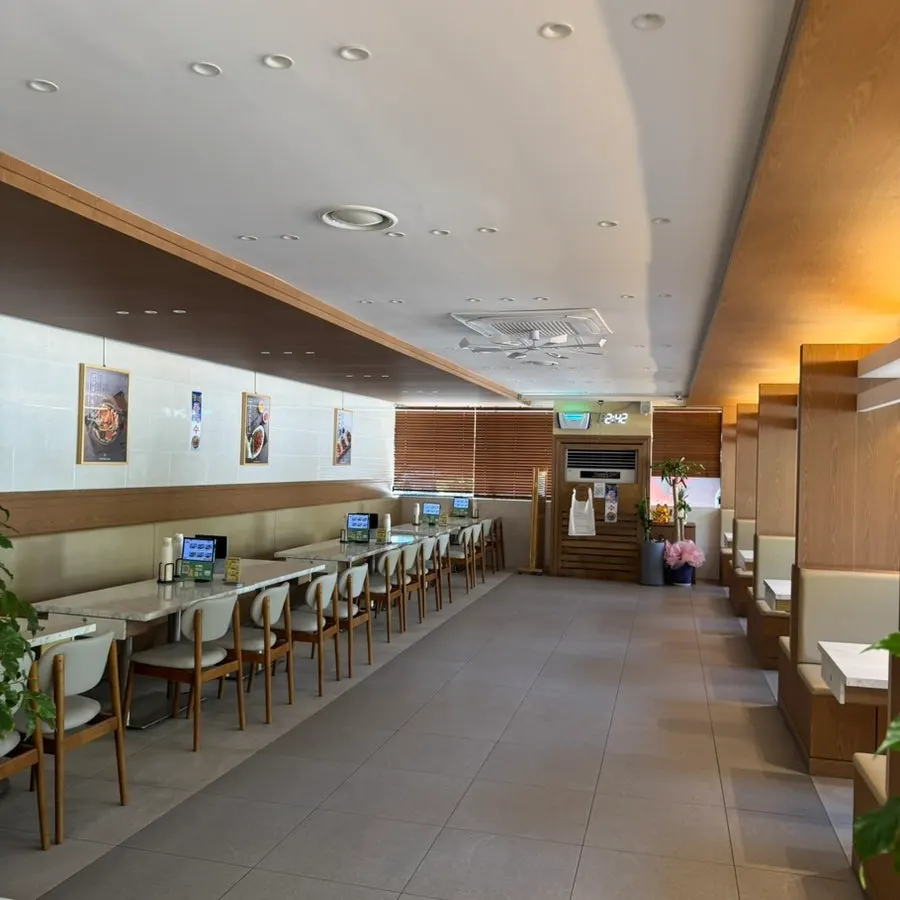 Spacious dining hall of O Hyeongje Hwangje Nurungjitang with plenty of tables