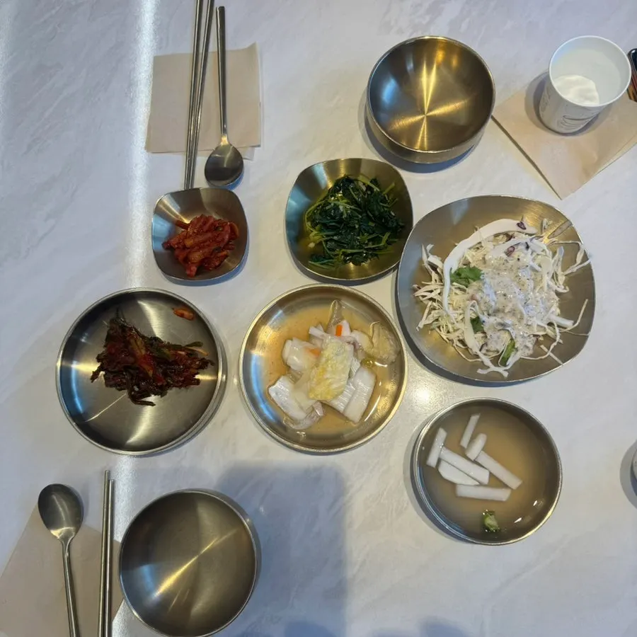 Basic side dishes brought by the serving robot