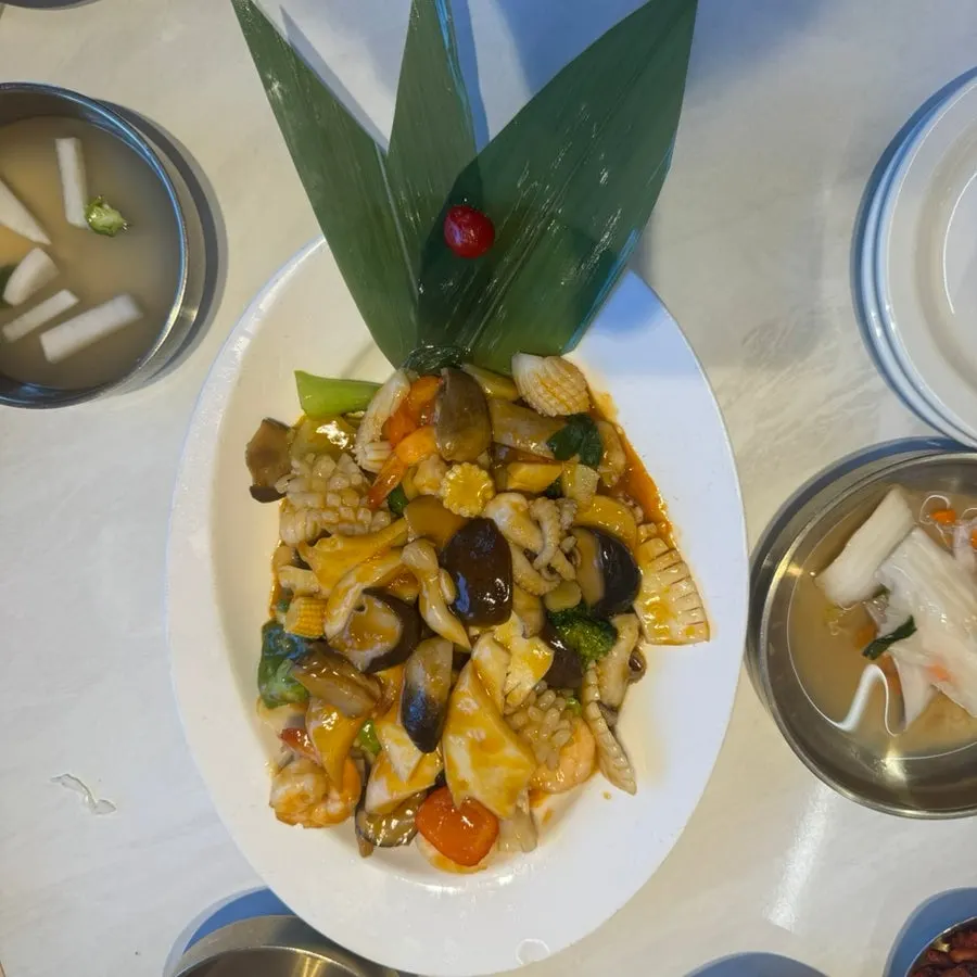 Self-serve corner for grabbing extra side dishes