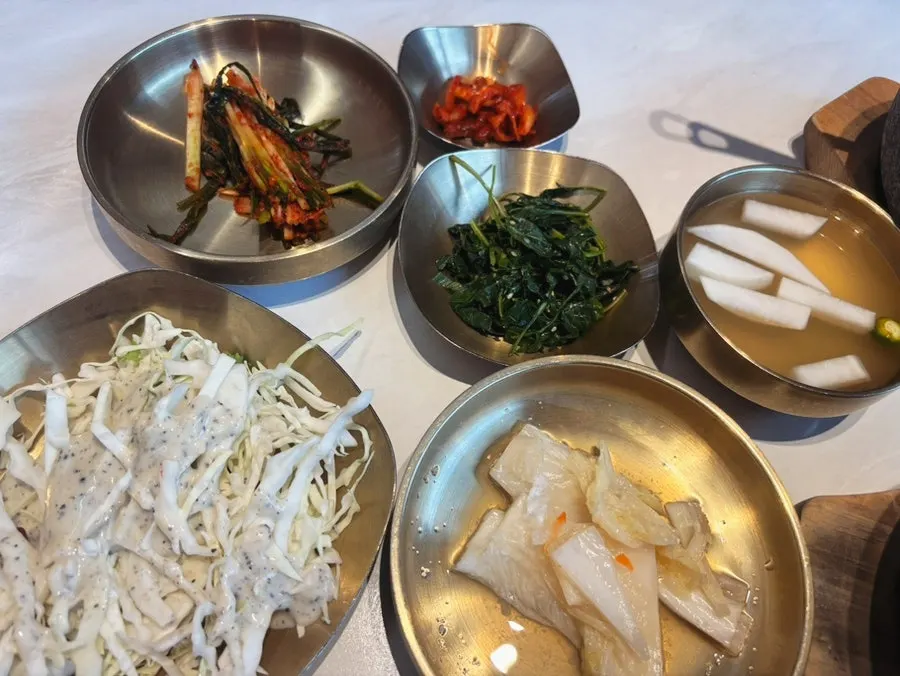 유기그릇에 담긴 기본찬 한 상