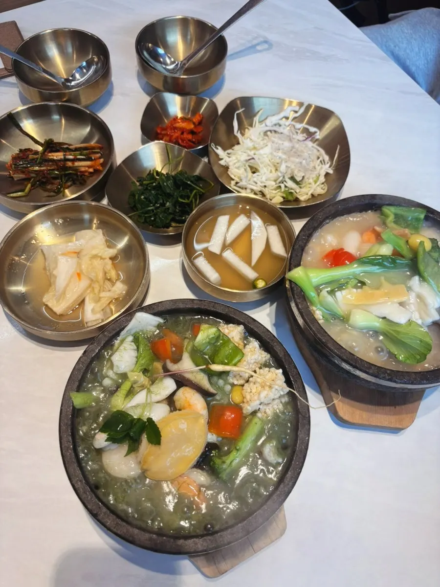 누룽지탕 두 그릇 차려진 한상