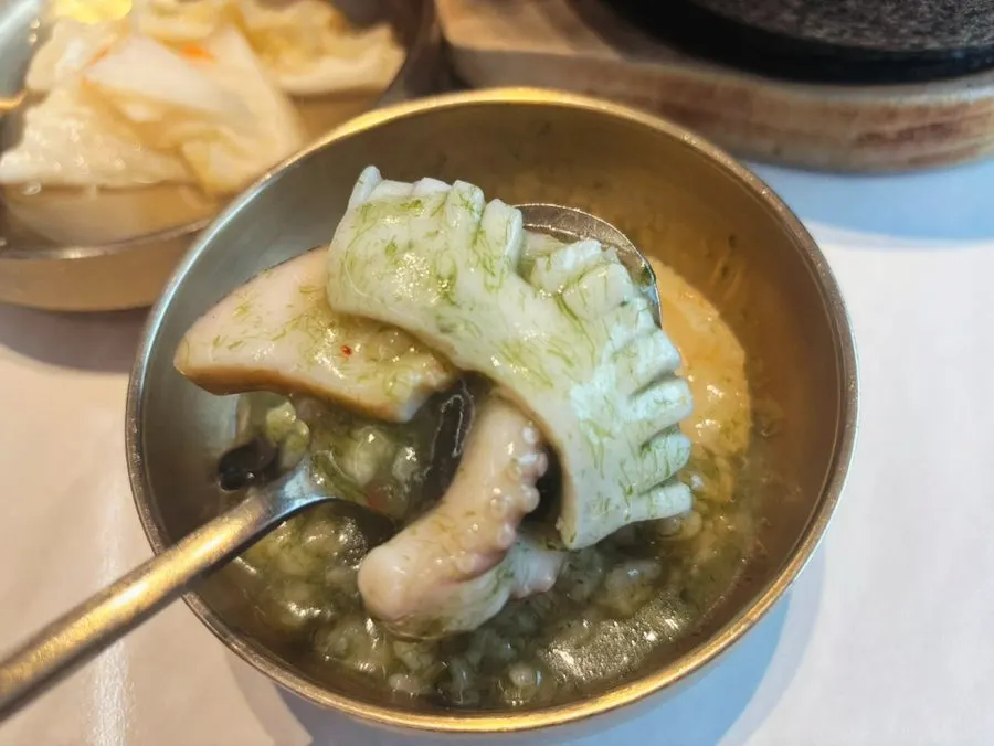 숟가락으로 떠올린 누룽지탕 한 술