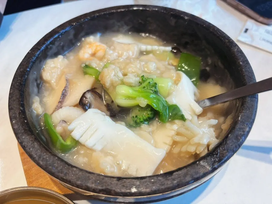 청경채와 표고버섯이 보이는 해물누룽지탕