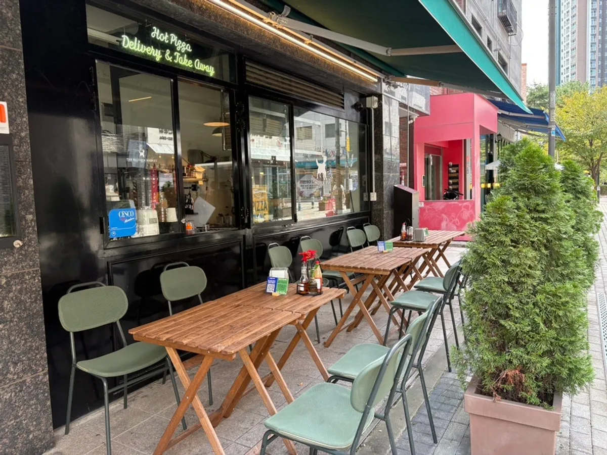 Terrace seating at The Pizzeria Market on a nice day