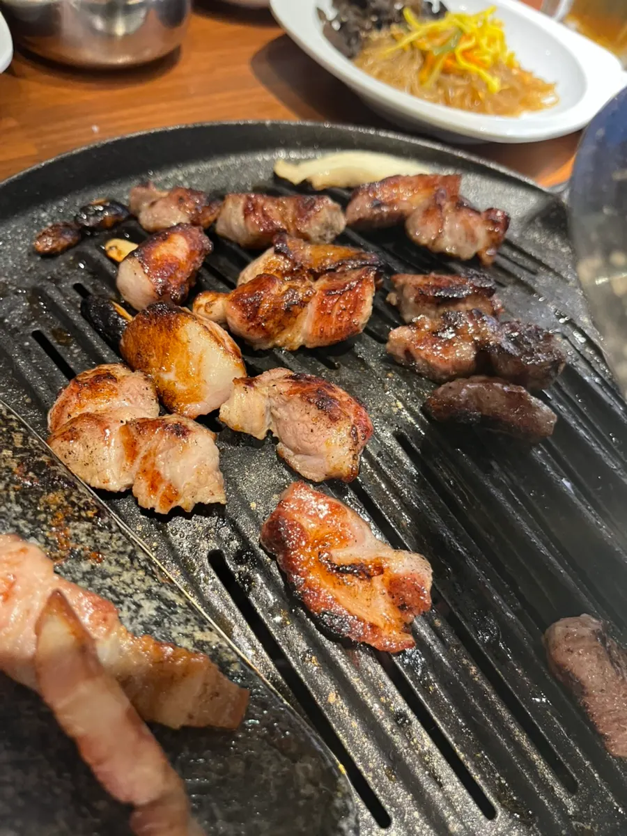 こんがり焼けたサムギョプサルとオギョプサル