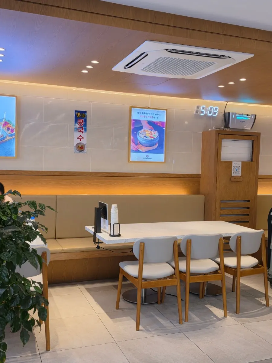 Private booth seating layout