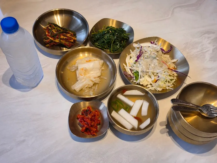 Serving robot carrying side dishes