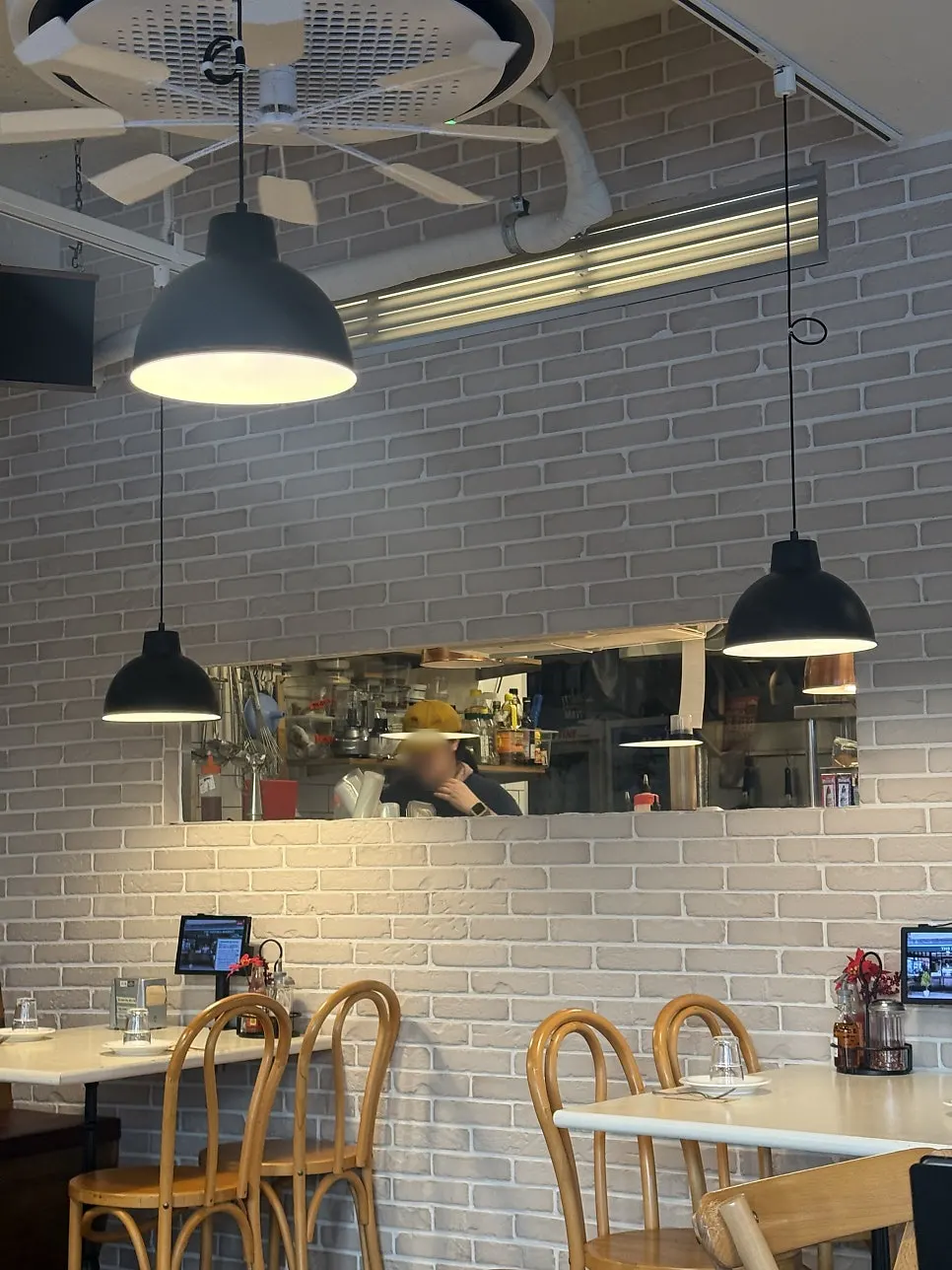 테이블 태블릿 주문 화면과 메뉴