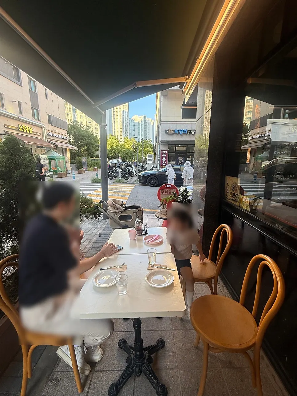 주방에서 조리하는 모습