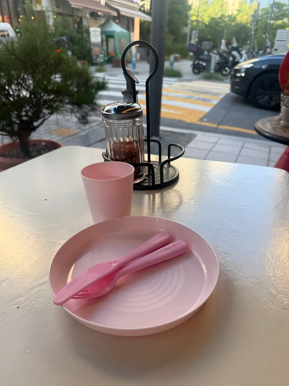 야외테라스로 옮긴 좌석 세팅