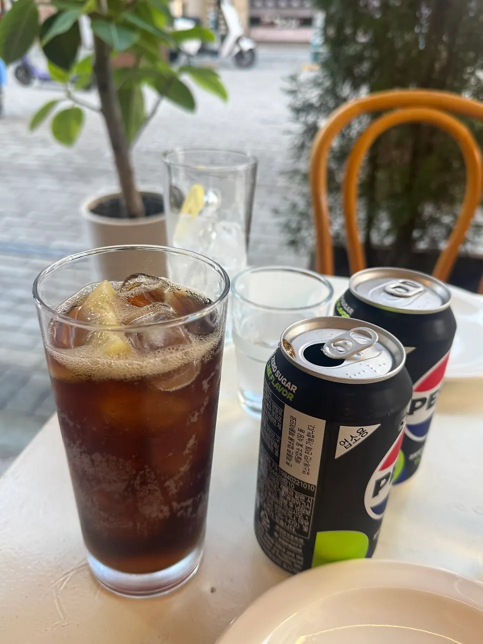 가장자리가 도톰한 마르게리따 피자