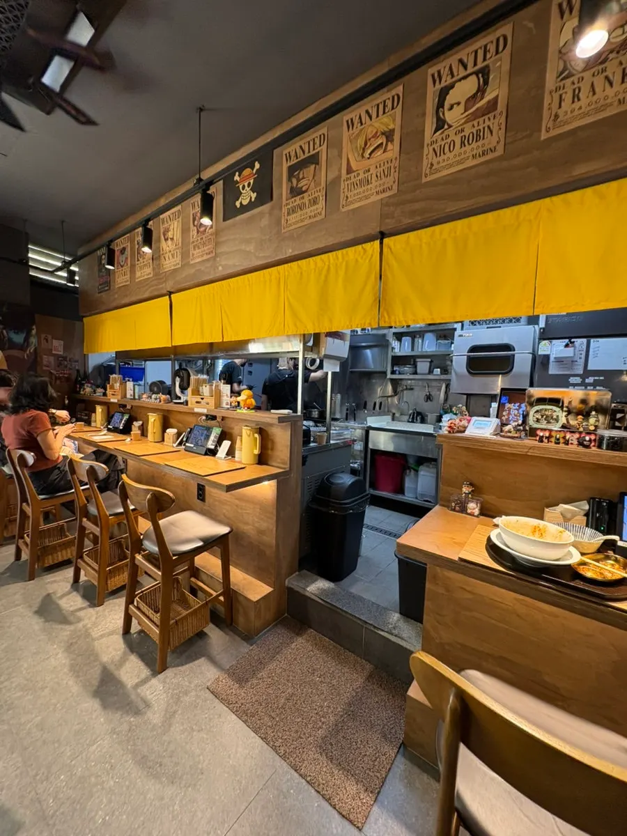 Bar table seating at Menji Hanam Misa Branch