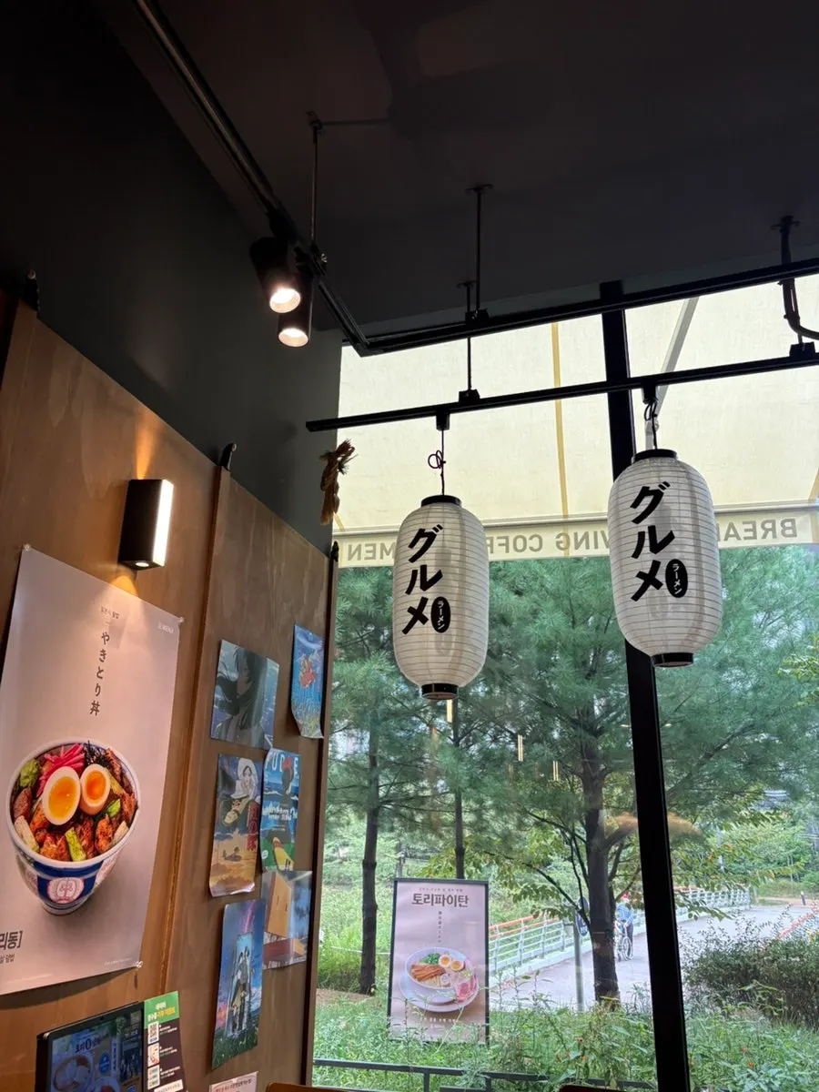 Interior seating at Menji Hanam Misa Branch