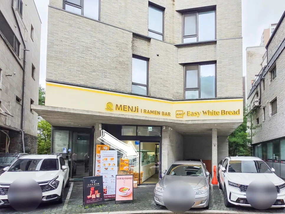 Building exterior of Menji Hanam Misa Branch in Hanam with parking space in front