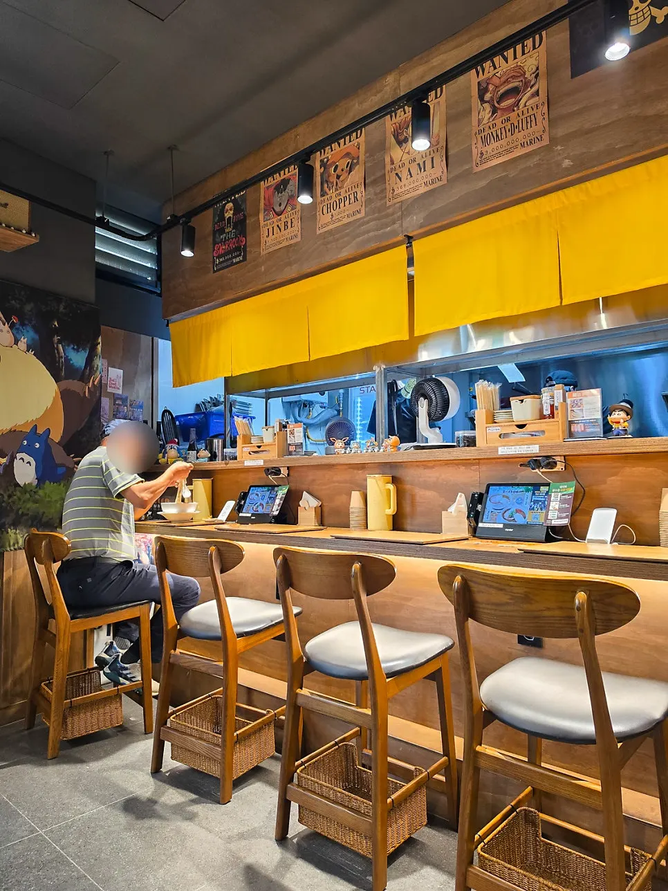 Interior with window seats and bar table overlooking Mangwolcheon stream