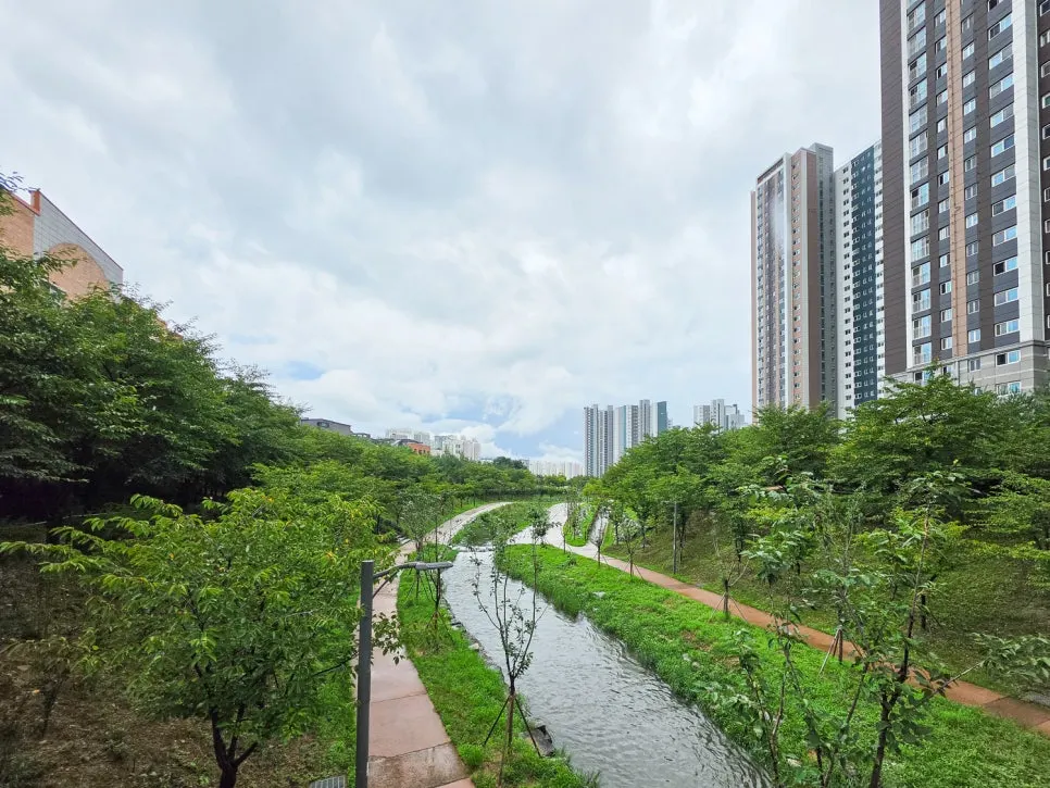 Menji Hanam Misa Branch as seen from the Mangwolcheon walking path