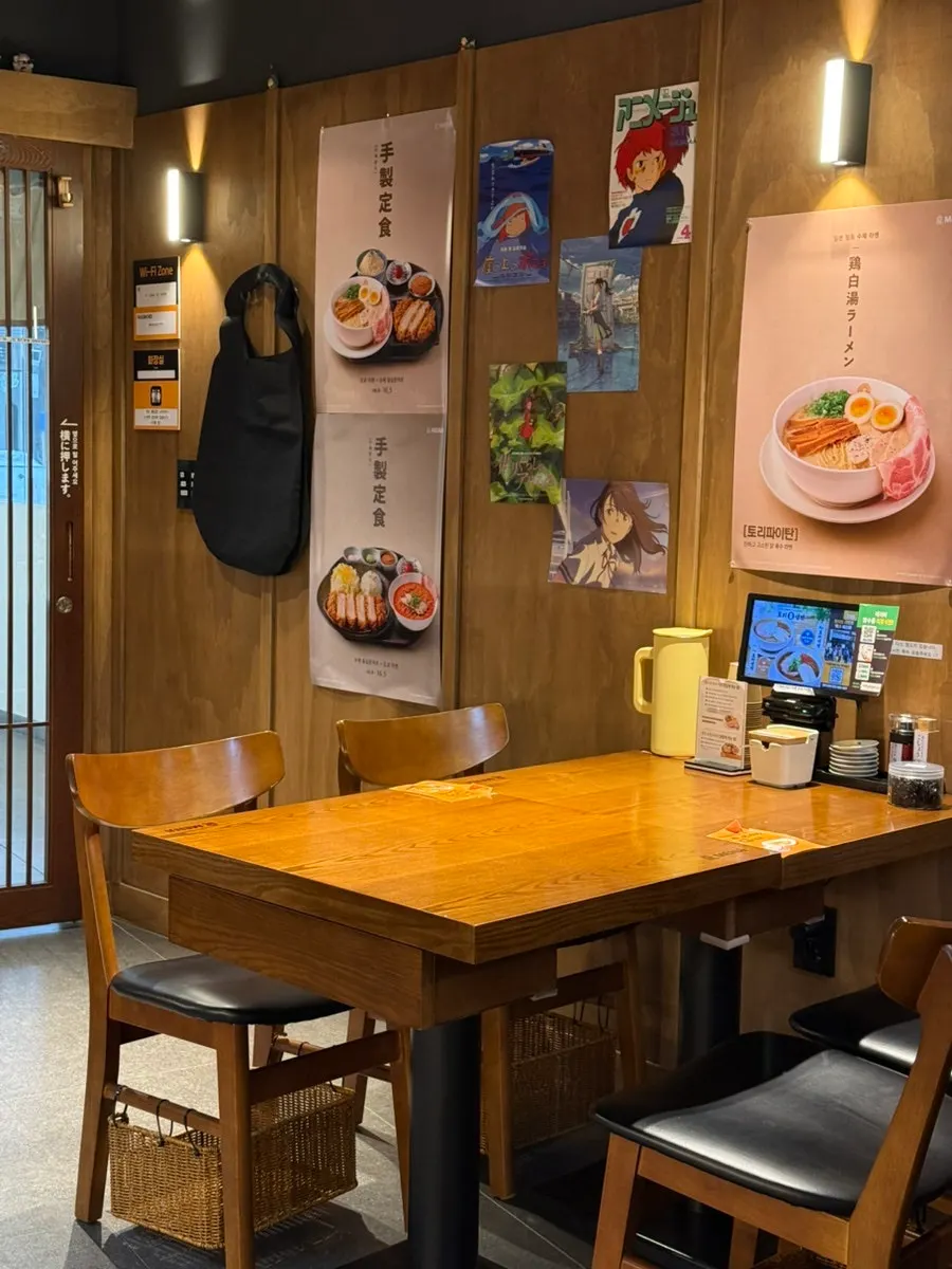 Tables and interior design at Menji Hanam Misa Branch